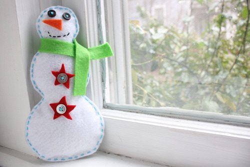 You are currently viewing Felt Snowman {Winter DIY Decor}