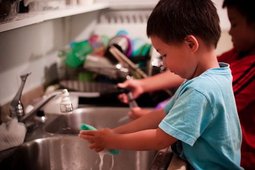 You are currently viewing 5 Simple Chores for Kids to Complete Everyday