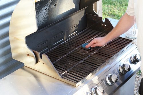 You are currently viewing Cleaning Our Grill with Arm & Hammer Baking Soda