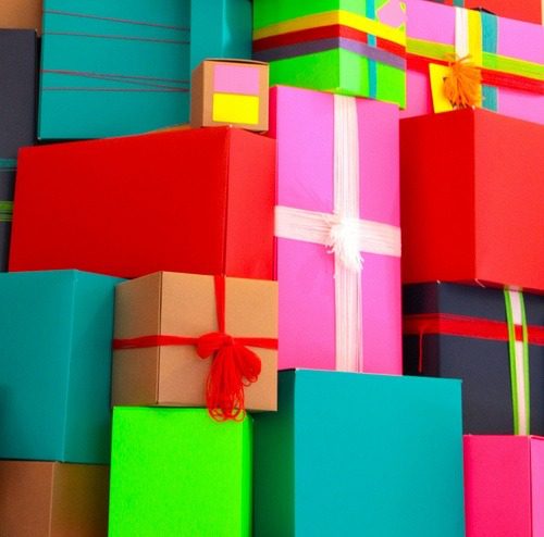 You are currently viewing 3 Ways to Spend Less and Give More This Holiday Season