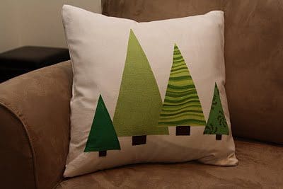 Applique Christmas Tree Pillow {Handmade Decor Roundup at lifeyourway.net}