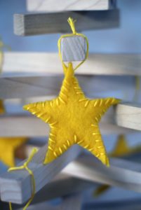 Read more about the article Easy sew felt ornaments {101 Days of Christmas}
