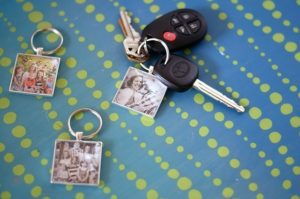 Read more about the article DIY photo keychains {101 Days of Christmas}