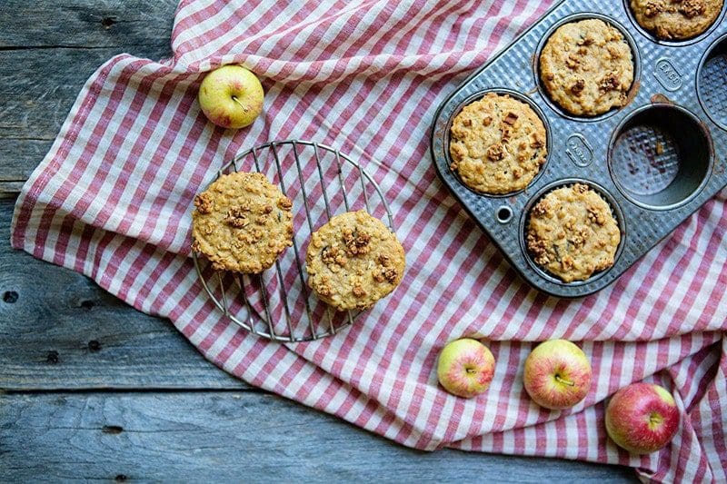 You are currently viewing Apple Oatmeal Crumb Muffins