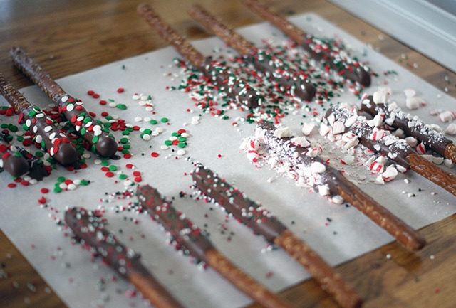 You are currently viewing Chocolate-dipped pretzel rods {101 Days of Christmas}
