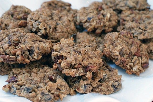 You are currently viewing Chocolate chunk & toasted pecan oatmeal cookies {101 Days of Christmas}