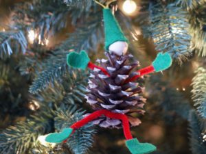 Read more about the article Pinecone elf ornament {101 Days of Christmas}