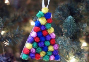 Read more about the article Easy pompom ornament craft {101 Days of Christmas}