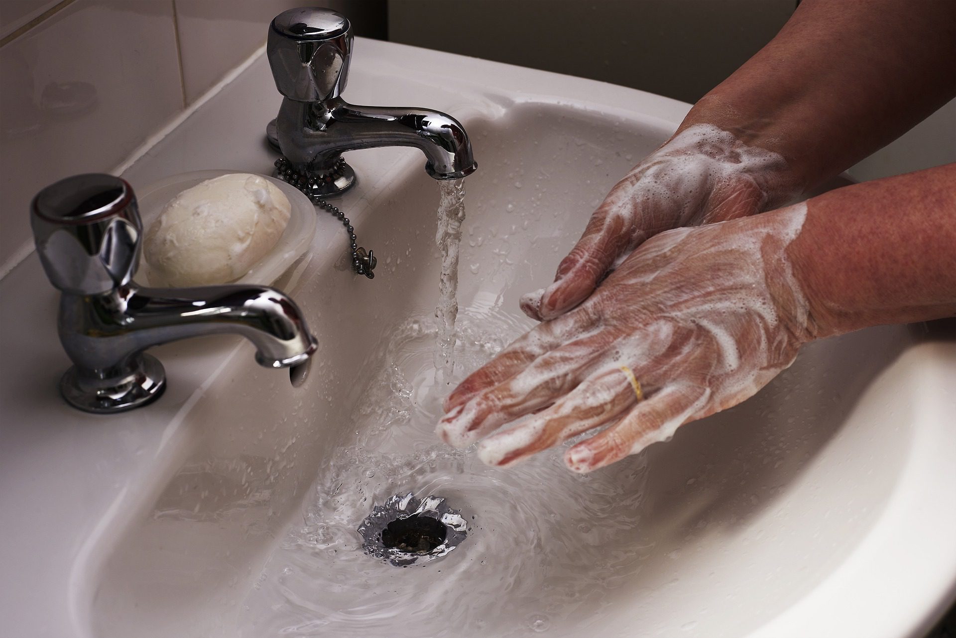 Чистят причины. Мытье рук. Мыть руки. Мытье рук с мылом. Мытые руки.