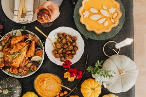 Read more about the article Tips to Host a stress-free Thanksgiving Dinner