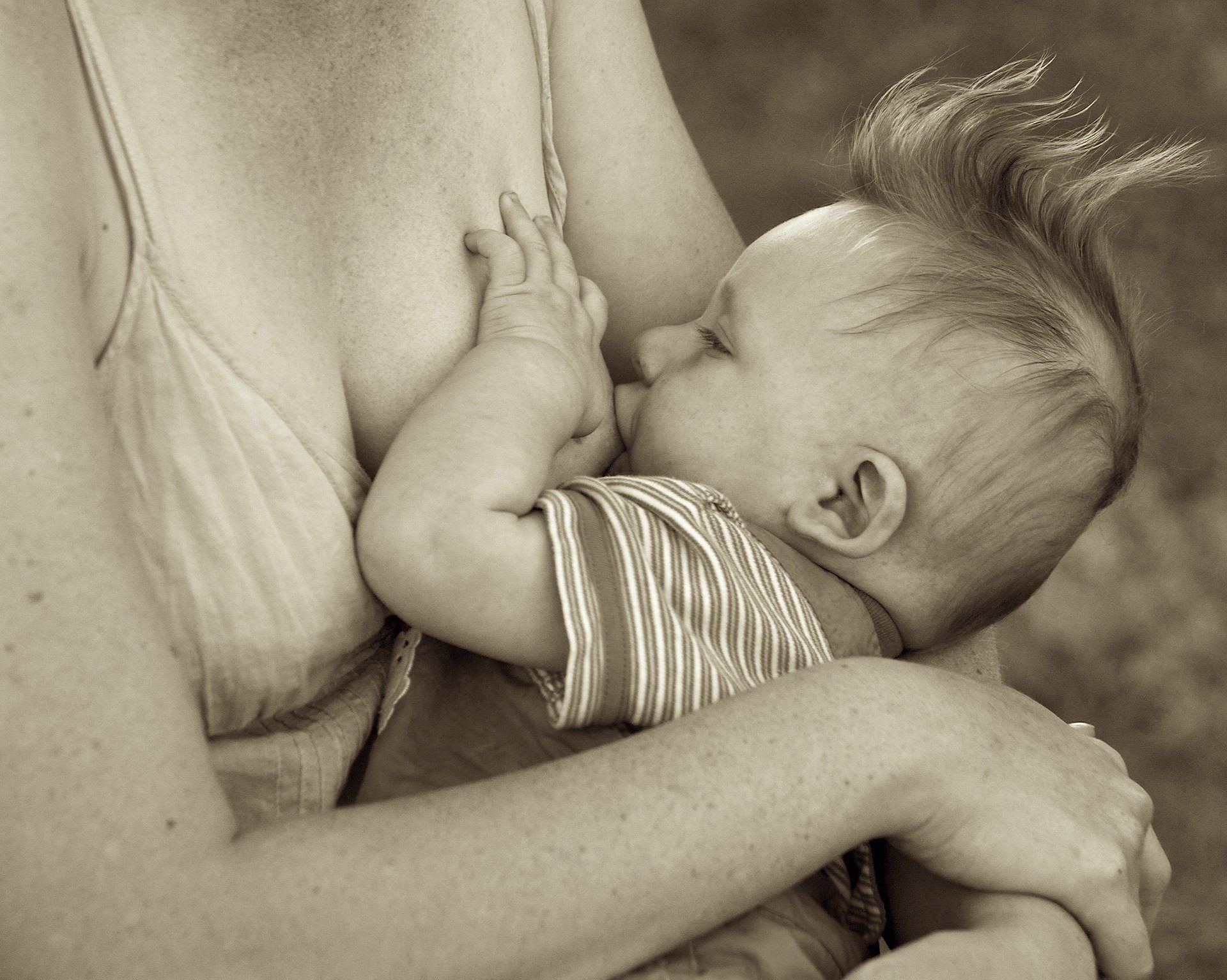 You are currently viewing Useful Breastfeeding Tricks That Every Mother Must Know About