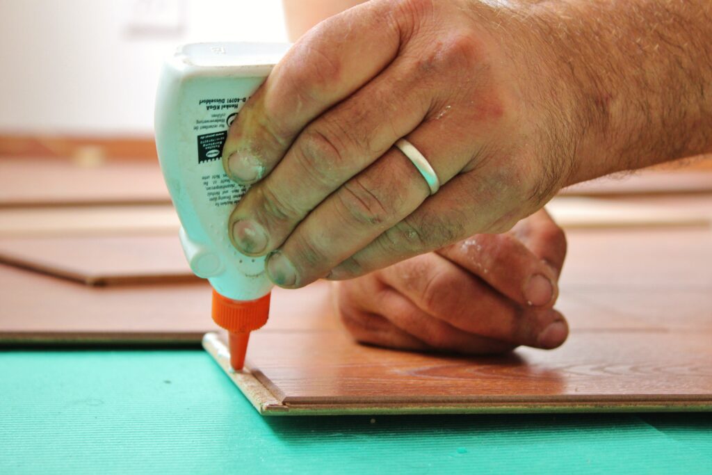 Gluing wood floor panel