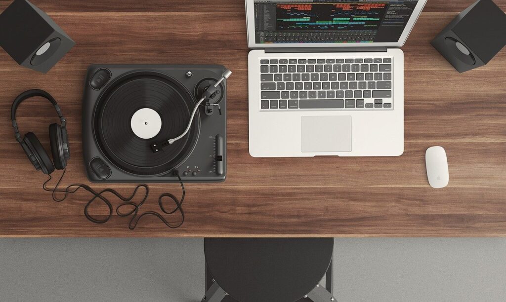 Turntable and laptop