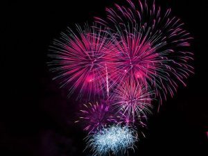 Read more about the article 5 Reasons to Buy Fireworks Online