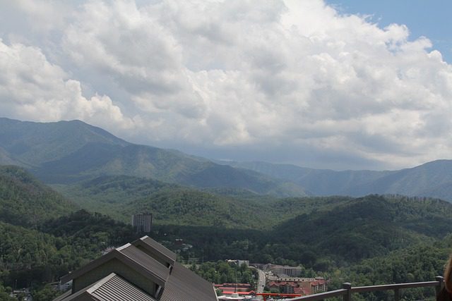 You are currently viewing Why Is Location A Key When Choosing a Top Gatlinburg Hotel on Your Honeymoon?