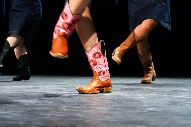 You are currently viewing 8 Must-Know Dance Moves for Country Music Lovers