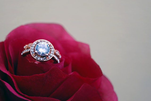 You are currently viewing 5 Things You Need to Know Before Buying a Diamond Engagement Ring
