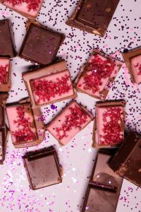 Read more about the article 6 Sparkling Ideas: How Food Glitter Can Transform Your Treats