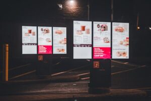 Read more about the article The Digital Revolution in Chain Restaurants: Embracing Digital Signage for Maximum Efficiency and Customer Engagement