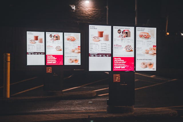 You are currently viewing The Digital Revolution in Chain Restaurants: Embracing Digital Signage for Maximum Efficiency and Customer Engagement