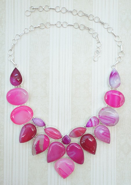 You are currently viewing Seasonal Trends in Statement Necklaces
