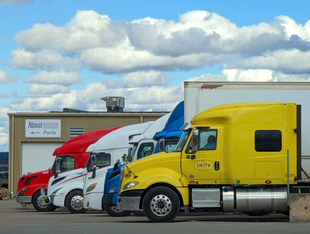 https://www.pexels.com/photo/trucks-near-warehouse-16663684/